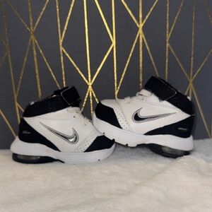 Nike Kids  AIRMAX White and Black High-Top Sneakers with Silver Swoosh